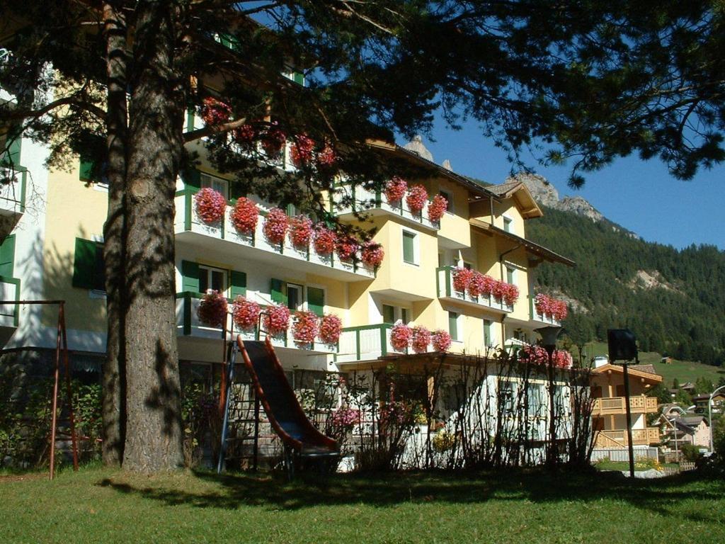 Hotel Montana Поцца-ди-Фасса Экстерьер фото